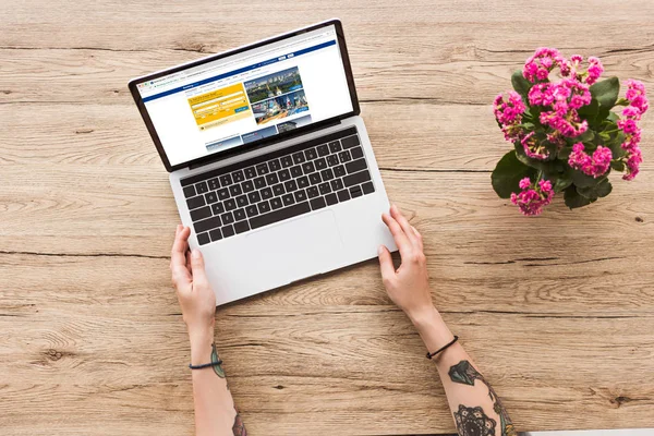 Частичный Вид Женщины Столешницу Ноутбуком Bookingcom Логотип Kalanhoe Растение Горшке Стоковое Фото