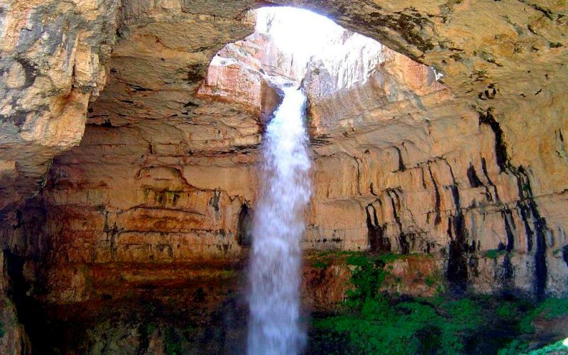 Водопад Баатара, Ливан Баатара был открыт только в 1952 году. Этот водопад кажется декорацией к фантастическому фильму. Вода падает между тремя каменными мостами и низвергается прямо в огромную известняковую пещеру  Юрского периода.
