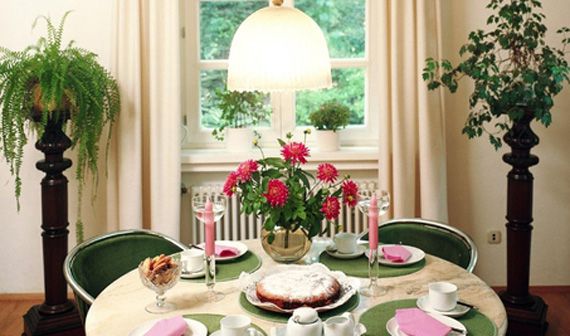 Красно-розовые цветы на столе