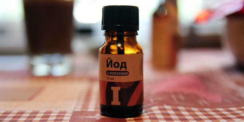 Флакон йода на столе Флакон йода на столе