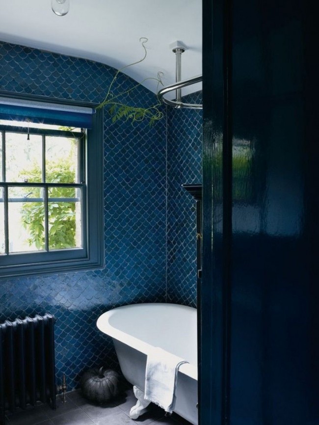 Белоснежная ванна выглядит очень изысканно в сочетании с синим оформлением стен