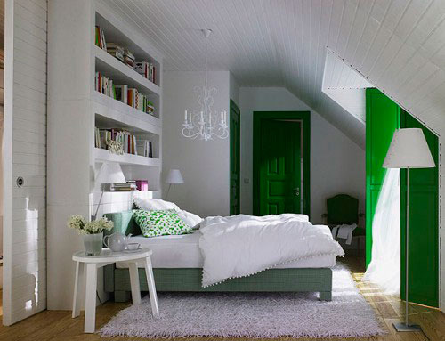 Бело-зеленая спальня в мансарде