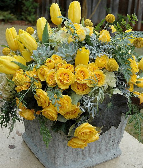 букет из желтых тюльпанов и роз