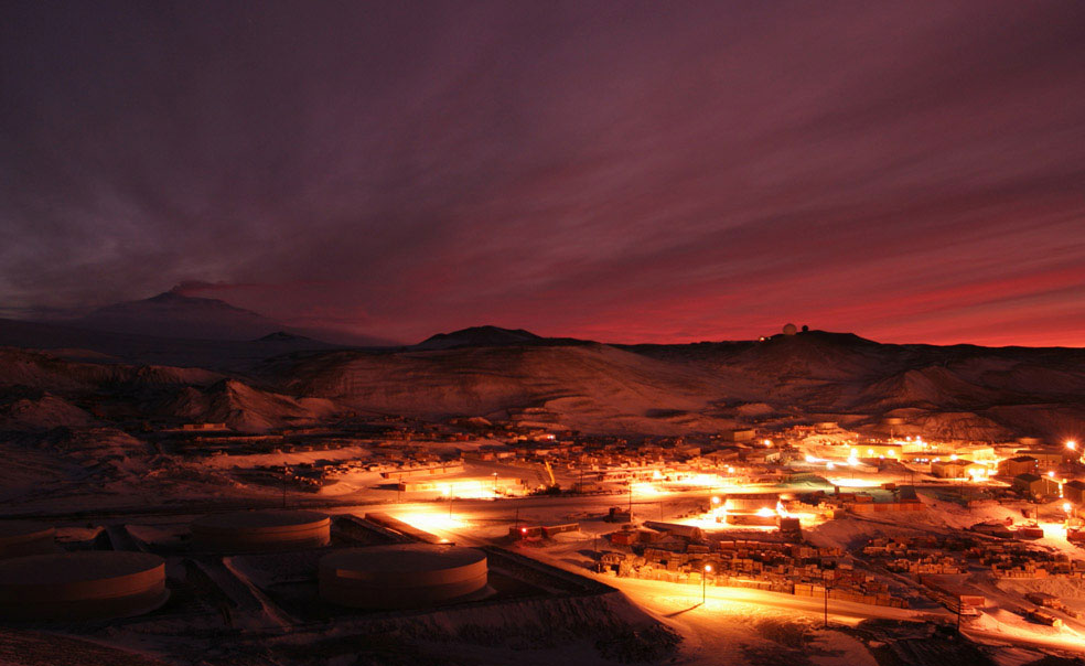 Восход солнца над станцией Мак-Мердо, Антарктида, фото