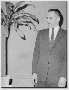 Клив Бакстер hyljv c растением Драцена Масенджиана, 1966 год.