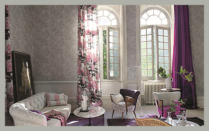 Портьеры с флоксами в гостиной by Designers Guild