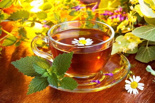 На фото – травяной чай для улучшения желчеотделения