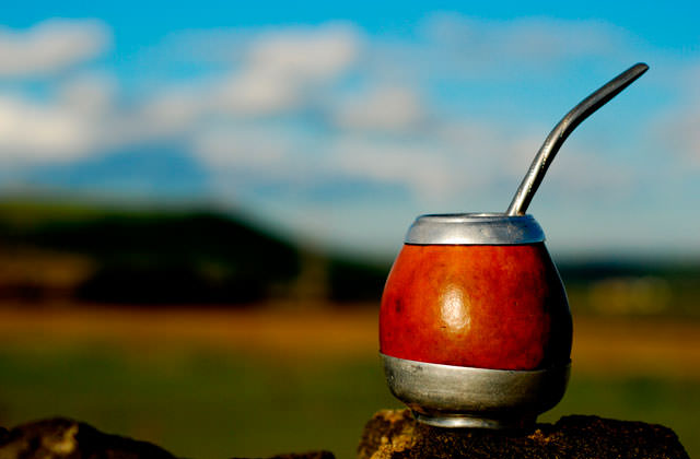 Парагвайский чай мате обычно заваривают в специальной посуде: чашечке – калебасе