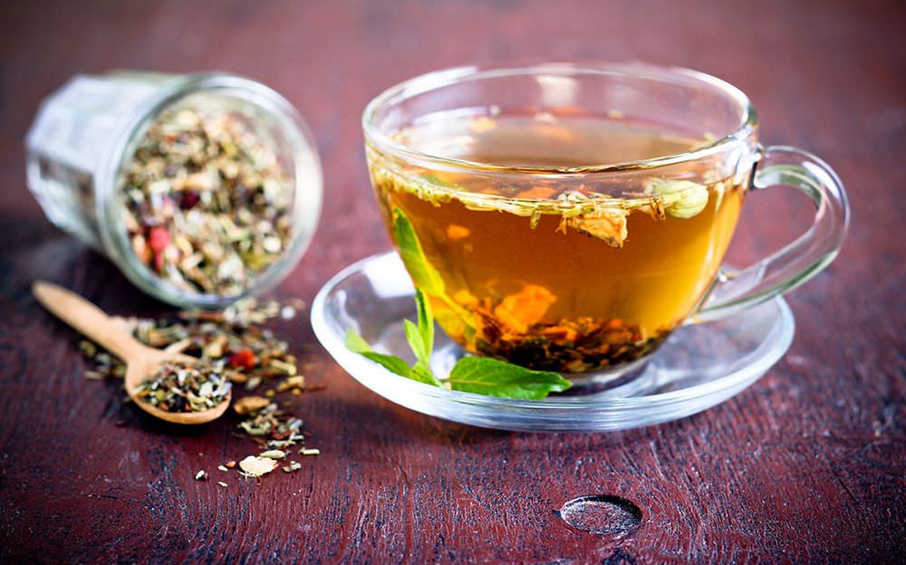 Золототысячелистник можно употреблять в виде чая при обычных головных болях и для выведения желчи из организма