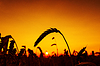Красный закат и урожай силуэта солнца против | Фото