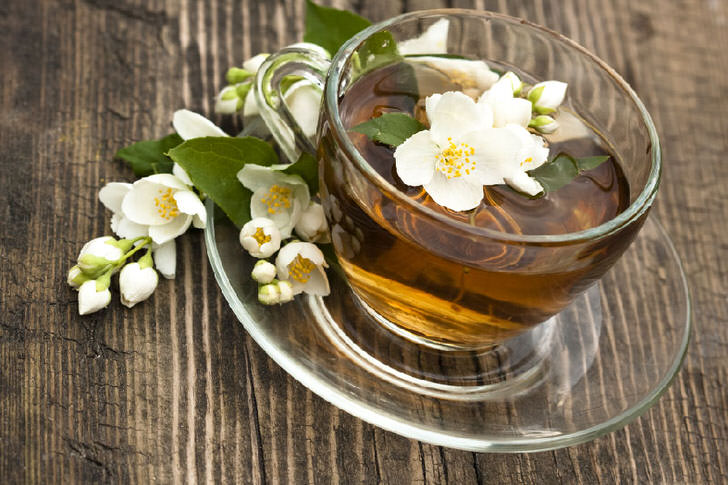 История популярности чая чая с жасмином связана с китайскими лекарями, которые утверждали, что жасмин обладает свойствами афродизиака, помогая женщинам стать желанными. 
