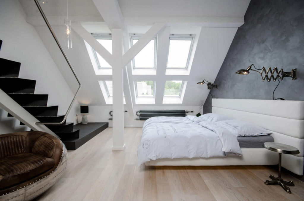 Светлая спальня с лестницей в мансарде в стиле модерн