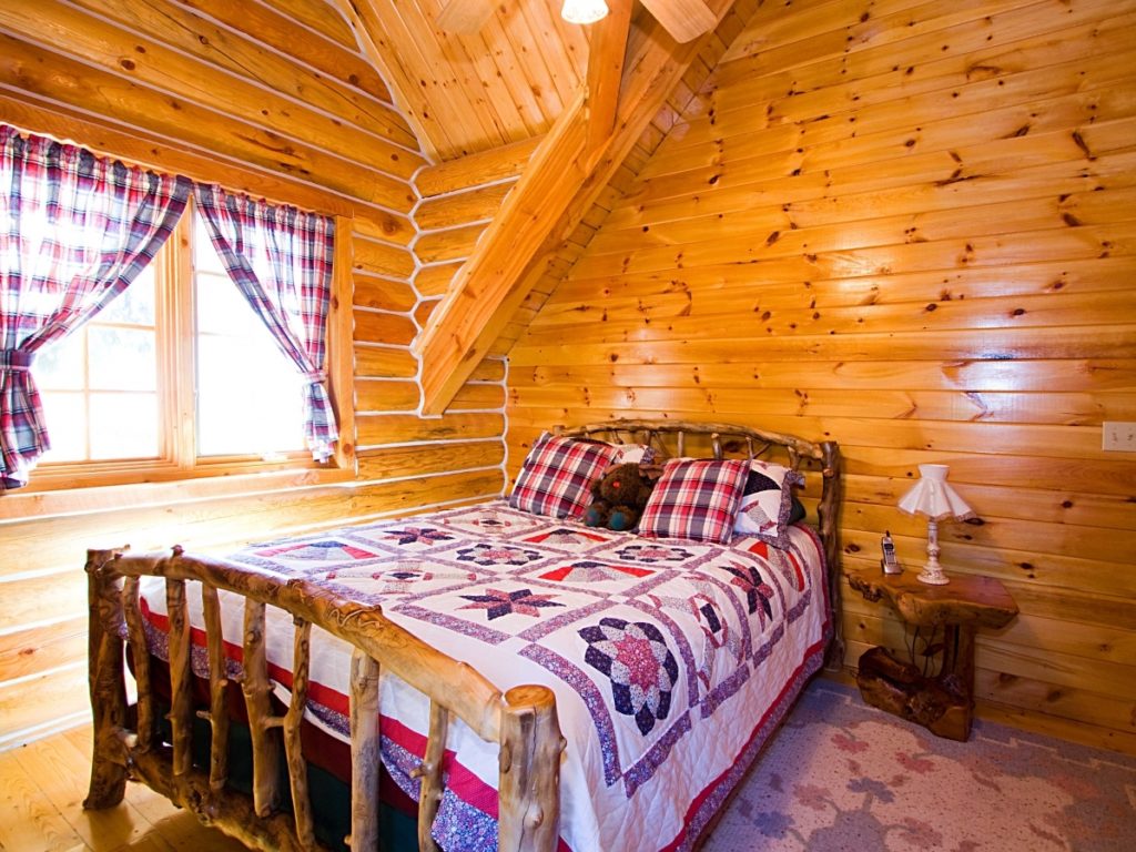 Небольшая спальня с деревянной отделкой в мансарде в стиле прованс