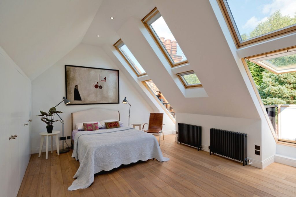 Мансардная спальня в просторной светлой мансарде в стиле шебби шик