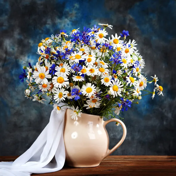 Ромашка и васильки. цветы в вазе на столе — стоковое фото