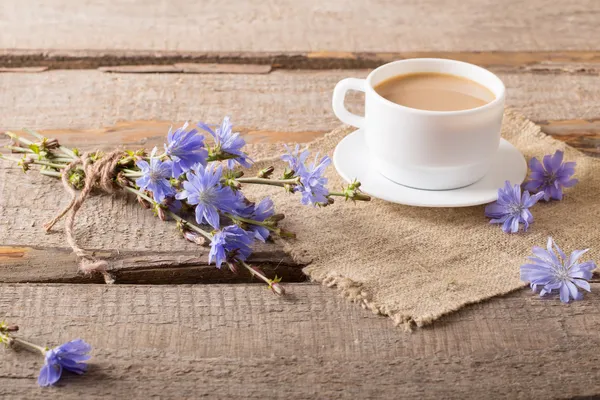 Чай с цикорием на деревянных фоне Лицензионные Стоковые Фото