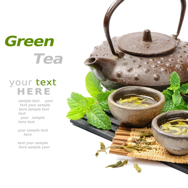 Азиатский чайный сервиз с высушенным зеленым чаем и новый монетный двор — стоковое фото