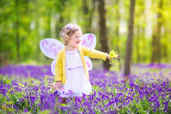 Малыш девушки в костюме феи в лесной колокольчик Стоковая Картинка