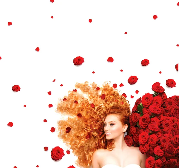 Девочка с красными розами — стоковое фото