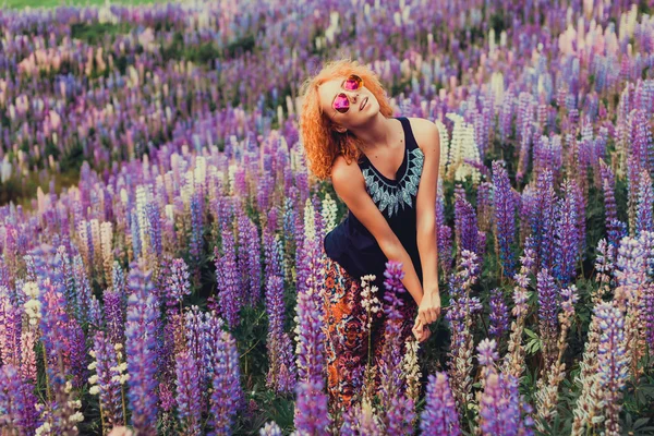 Рыжеволосая девушка в поле лаванды — стоковое фото