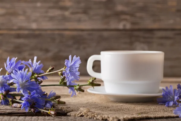 Чай с цикорием на деревянных фоне Лицензионные Стоковые Фото