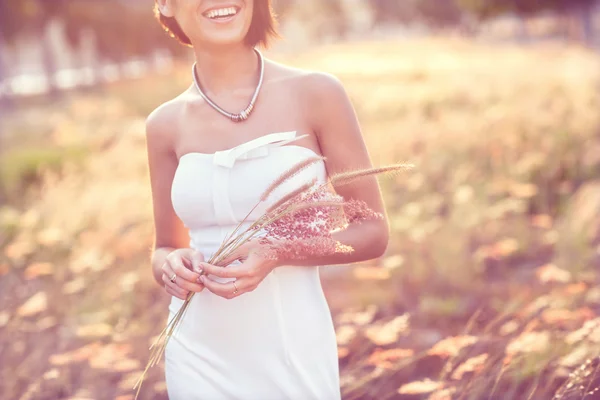 Красивые моды девушка в белом платье и букет диких Лицензионные Стоковые Изображения