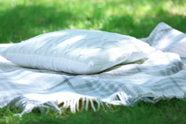 Проверили одеяло с вязаная подушка Стоковое Фото