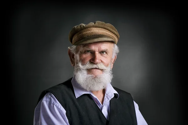 Бородатый старик в традиционной крышкой — стоковое фото