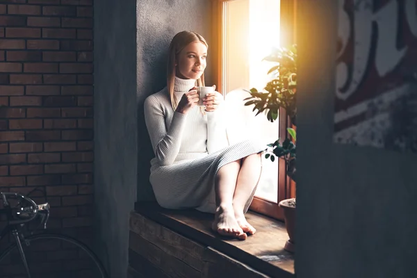 Женщина, держащая кофейную чашку Лицензионные Стоковые Изображения