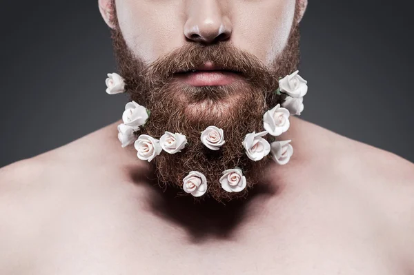 Голый по пояс человек с цветами в бороду Лицензионные Стоковые Изображения