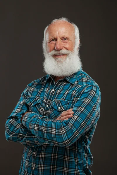 Старик с длинной бородой, с большой улыбкой — стоковое фото
