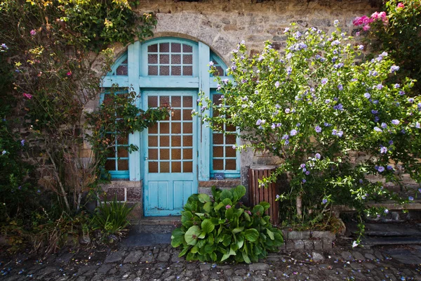 Живописный от роз переросший дом в Бретани, Франция Стоковое Изображение