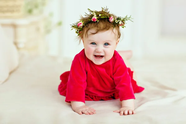 Портрет улыбается девочка маленькая девочка в красном платье и Лицензионные Стоковые Фото