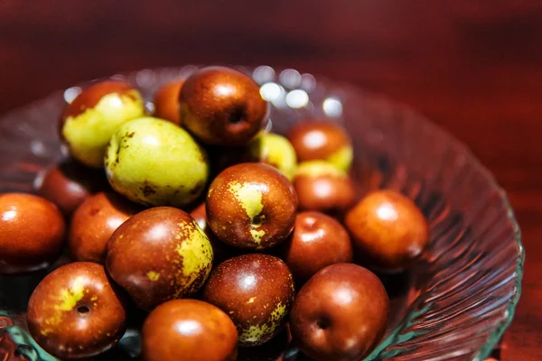 Фрукты, Зизифус настоящий мяч коричневый цвет зеленый — стоковое фото