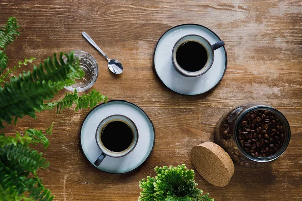 Черный Кофе Чашки Столе Растениями Кафе — стоковое фото