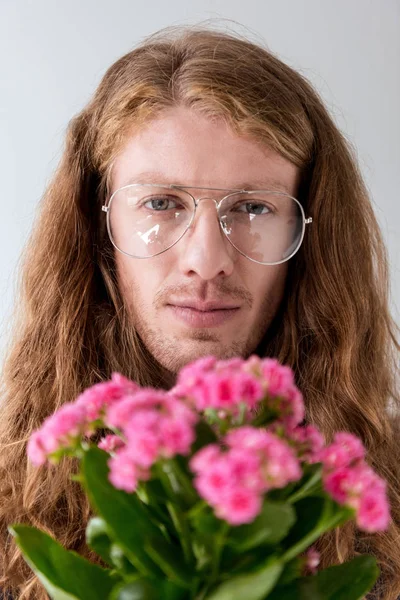 Портрет Стильный Человек Вьющимися Волосами Букет Розовых Цветов Глядя Камеру — стоковое фото
