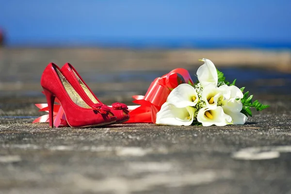 Свадебный букет и красные туфли — стоковое фото