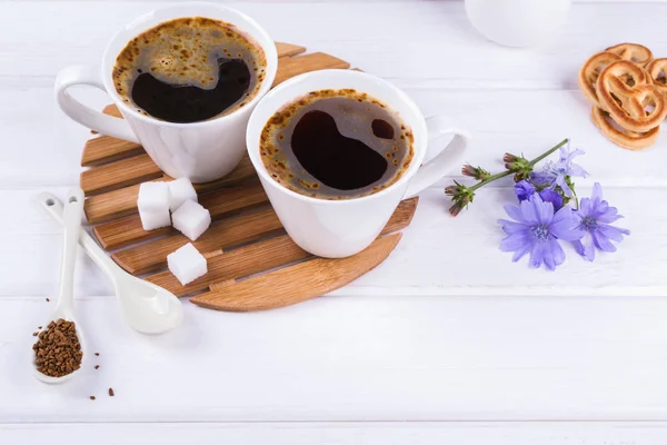 Чашка кофе чай напиток цикорий горячий напиток с цикорием цветок и сахара печенье. Натюрморт с завтраком Стоковое Фото