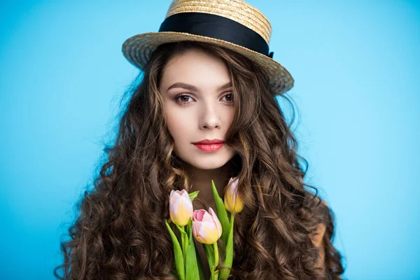 Привлекательные Молодая Женщина Длинными Вьющимися Волосами Шляпа Шляпе Холдинга Красивые Стоковая Картинка