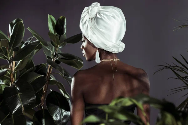 Вид Сзади Чувственный Молодых Афро Американских Женщина Голову Обернуть Белый Стоковое Фото