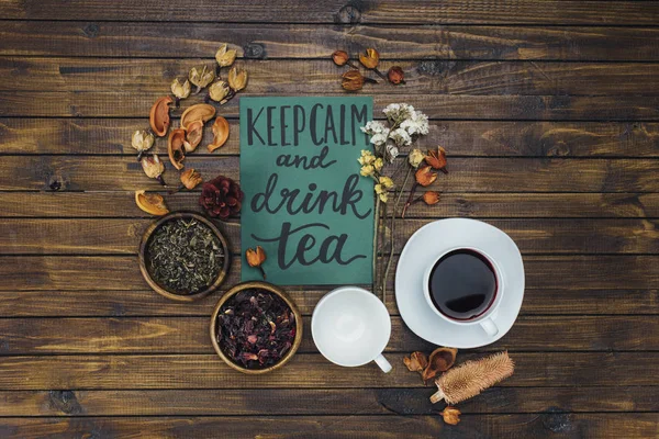 Чашки, сухой чай и карты — стоковое фото