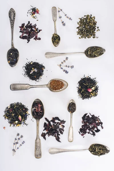 Травяной чай и ложки — стоковое фото