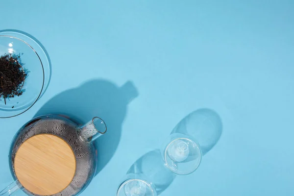 Вид Сверху Чайник Свежий Чай Пустые Стаканы Сухой Травяной Чай — стоковое фото