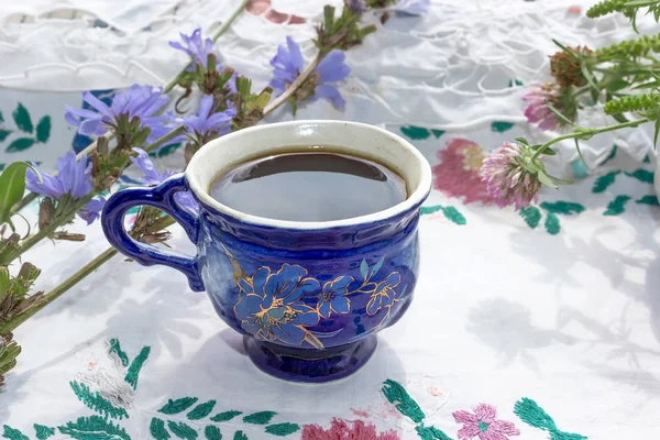 Синий Кубок чай кофе цикорий напиток цикорий цветок, горячий напиток на фоне вышитые ткани Лицензионные Стоковые Фото