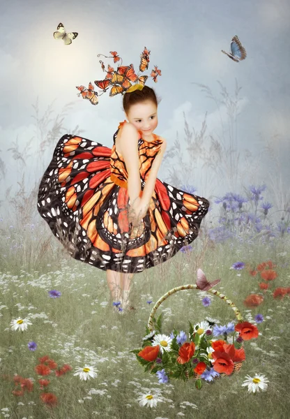 Маленькая девочка в платье бабочки — стоковое фото