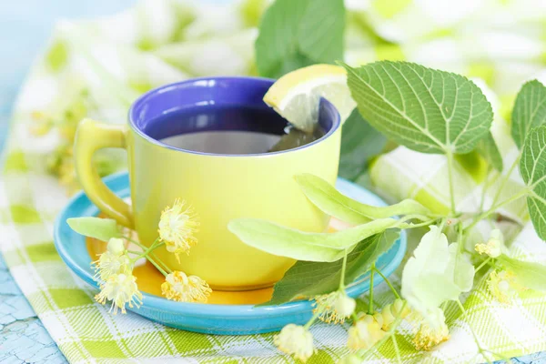 Травяной Чай Цветов Липы Лимоном Мягкий Фокус Фон — стоковое фото
