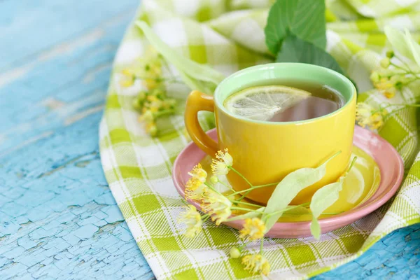 Травяной Чай Цветов Липы Лимоном Мягкий Фокус Фон — стоковое фото