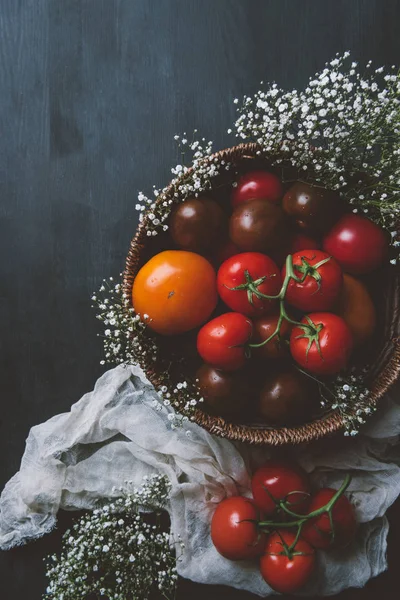 Top View Fresh Red Tomatoes Wicker Bowl White Flowers Wooden Стоковое Изображение