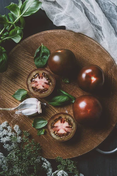 Top View Black Prince Tomatoes Basil Leaves Garlic Cutting Board Стоковая Картинка