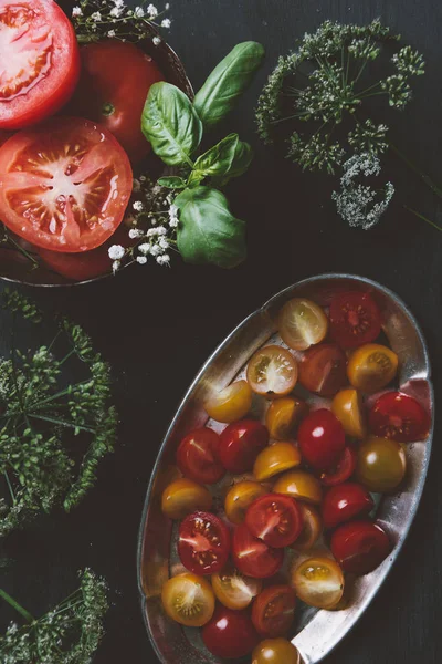 Top View Cutted Yellow Red Cherry Tomatoes Metal Plate Flowers Лицензионные Стоковые Фото